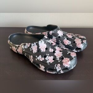 Crocs Freesail Printed Black Floral Closed Toe Comfort Clog Women’s Size 9